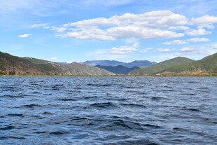 宁静湖面与远处山峦美景