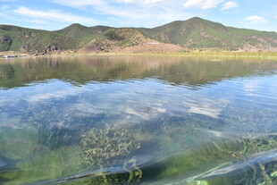 宁静湖水映远山