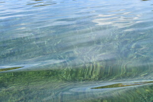 波光粼粼的清澈水面