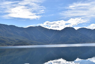 宁静山水湖景 自然之美