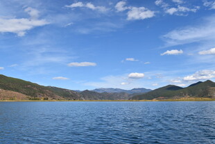 蓝天碧水间的秀丽湖景