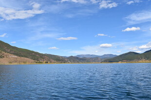 宁静蓝湖与远山美景