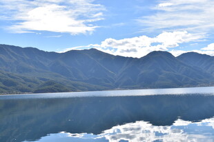 宁静山水湖景 自然之美
