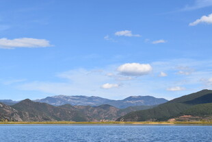 蓝天碧水间的壮美山景