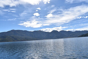宁静湖水与远处山峦美景
