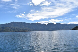 宁静湖景与远处山峦