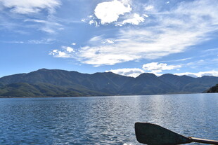 泛舟湖上赏山水风光