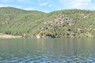 青山环抱的宁静湖泊