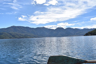 宁静湖景与远处山峦