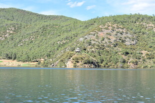 青山环绕的宁静湖水