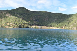 青山环绕的清澈湖水