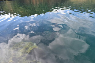 清澈湖水中的云朵倒影