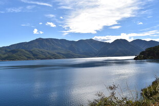 宁静山水间的秀丽湖景