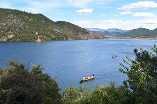 湖畔美景与舟船