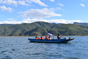 湖上小船载着游客赏景