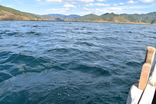 海上行舟赏壮丽山海景色