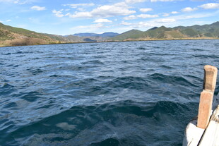 乘船游于碧波青山之间