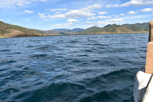 海上航行视角的壮阔风景