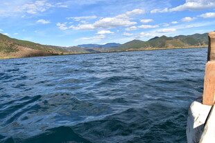 海上航行 远观山峦景色