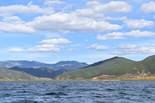 湖畔青山蓝天白云美景