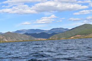 湖畔青山蓝天美景