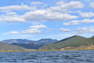 湖畔青山蓝天白云美景