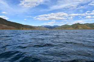 广阔海面与远处山峦风景