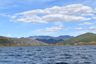 湖畔青山蓝天白云美景