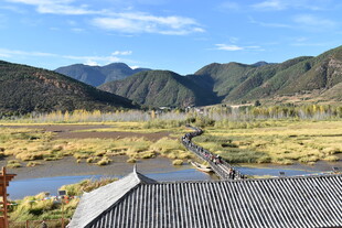 乡村山水间的古朴屋顶