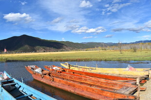 湖畔彩舟伴远山蓝天