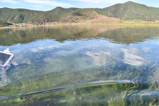 清澈湖水倒映山峦美景