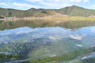 宁静湖水映青山美景