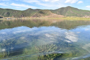 宁静山水间的澄澈湖水