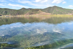 清澈湖水映远山美景