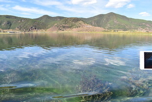 清澈湖水与远山倒影之景