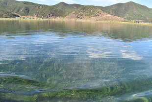 清澈湖水与远山美景