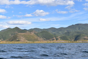 碧波青山间的美丽湖景