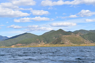 湖畔青山映蓝天美景