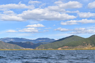 湖光山色间的秀丽风景