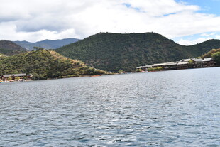 宁静湖畔的青山美景