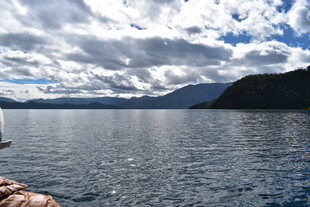 宁静湖景与远处山峦