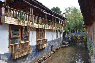 古巷中的木质民居与溪流