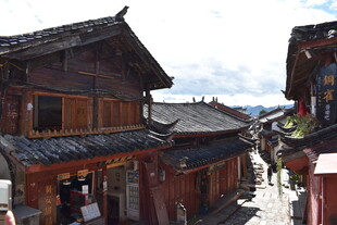 古朴藏式民居街道景象