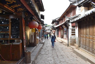 古街小巷行人漫步