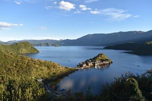 美丽湖景与周边青山环绕