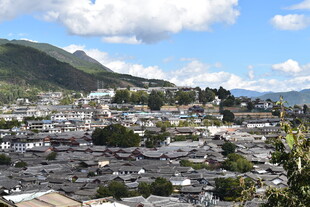 俯瞰山间小镇美丽景致