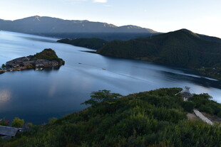 湖光山色中的静谧岛屿