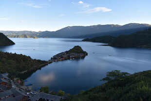 湖畔青山美景如画