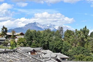 雪山下的古朴村落