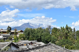 山村美景 远山近树相映衬